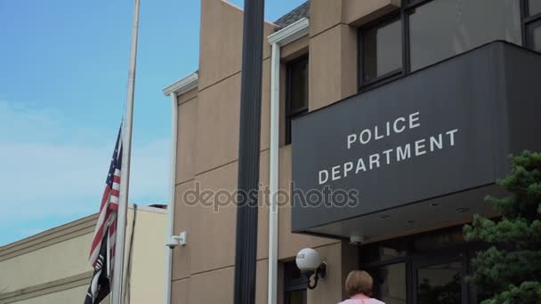 Vista de cerca de la fachada de un departamento de policía — Vídeos de Stock