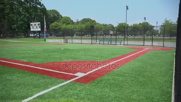 Campo de diamante de beisebol público vazio — Vídeo de Stock