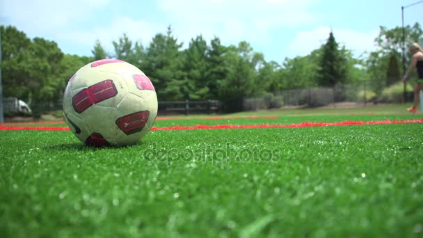 Fotboll idrottsman sträcker sig nära en boll — Stockvideo