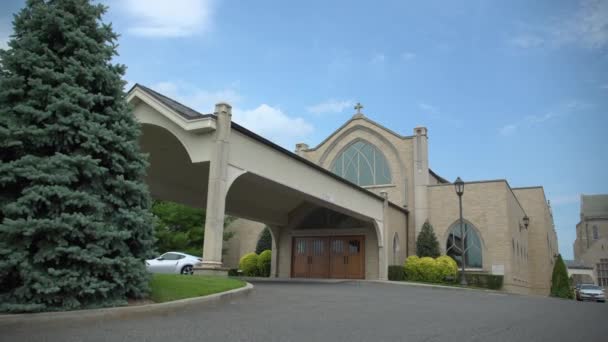 Bâtiment religieux par une journée ensoleillée — Video