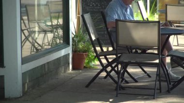 Cadde tarafı kafede oturan yaşlı bir adamın