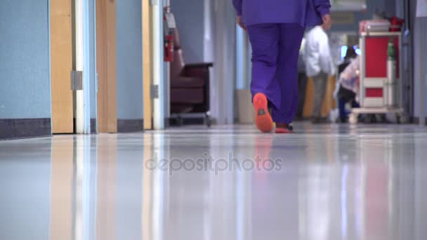Hard werkende verpleegkundige en arts in een ziekenhuis — Stockvideo
