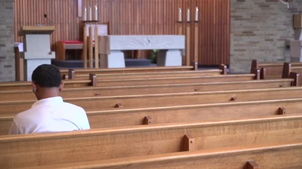 Człowiek siedzi w pusty modlitwa Kościoła — Wideo stockowe