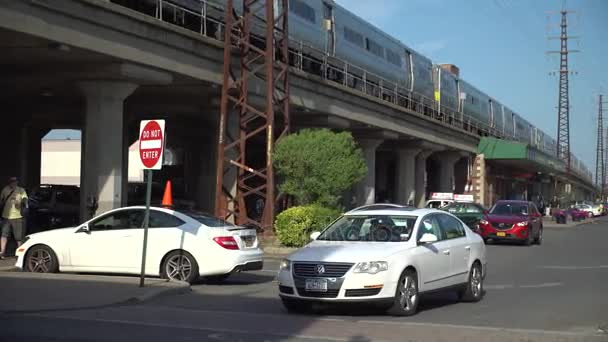 Trein vertrekt station tijdens de ochtend pendelen — Stockvideo