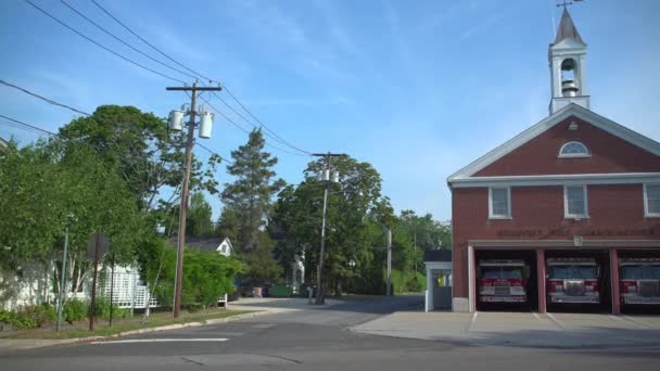 La estación de bomberos en una pequeña ciudad — Vídeo de stock