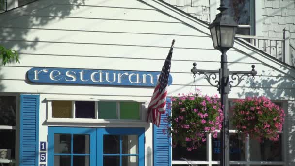 Signo genérico de restaurante en una pequeña ciudad — Vídeos de Stock