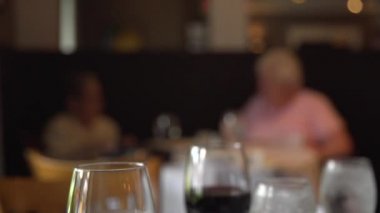 Beyaz şarap ve ıstakoz yemek