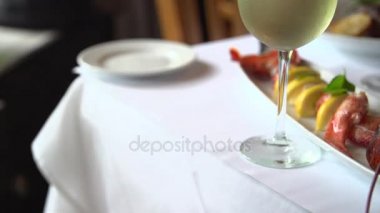 Dramatik doğru kaydırmak için bir plaka üzerinde bir ıstakoz