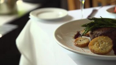 Bir biftek yemek için düşük açılı değil pan