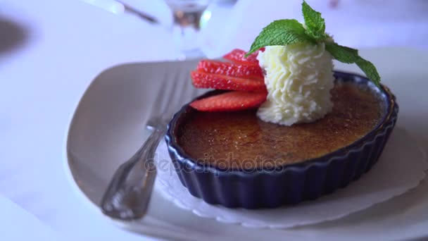 Links pan tot een fancy dessert — Stockvideo