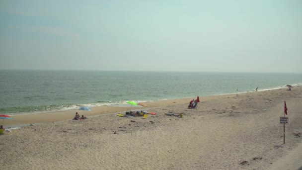 Wide view of people on Ho Hum beach on Fire Island — Stock Video