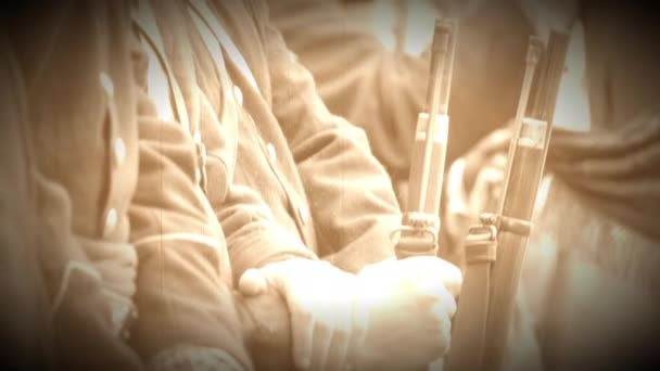 Närbild av inbördeskriget soldater händer på guns (Arkiv Footage Version) — Stockvideo