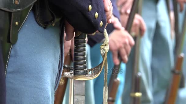 Soldados de la Guerra Civil armas y una espada — Vídeo de stock