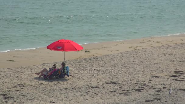 Rött paraply på Ho Hum stranden på Fire Island — Stockvideo