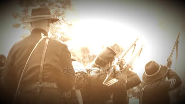 Bürgerkriegssoldaten feuern in Formation Gewehre ab (Archivbild)) — Stockvideo