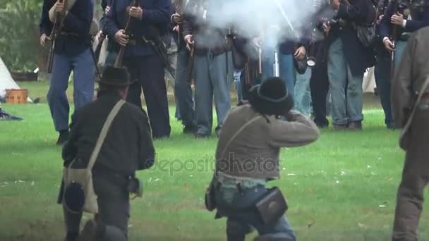 Soldados de la Guerra Civil en una batalla campal — Vídeos de Stock