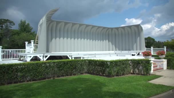 Right pan to a band shell in a park — Stock Video