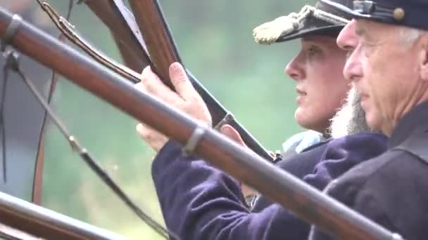 Unionens inbördeskriget soldater side se bränning vapen — Stockvideo