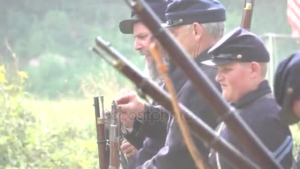 Burgeroorlog soldaten herladen en schieten in de strijd — Stockvideo