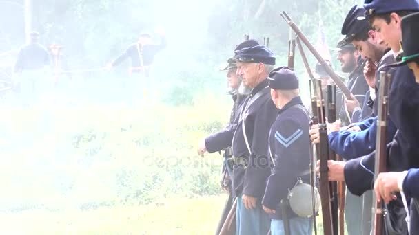 Civil War soldiers on the front lines — Stock Video