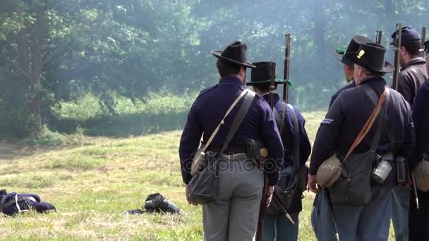 Burgeroorlog soldaten schieten over slagveld — Stockvideo