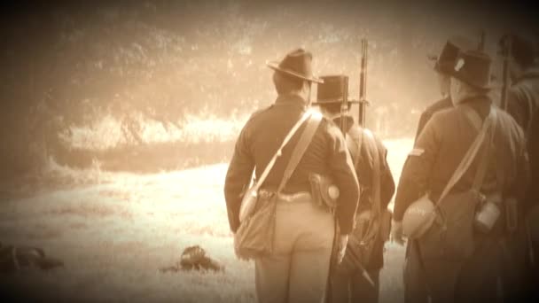 Стрельба солдат Гражданской войны по полю боя (Архив Версия для печати ) — стоковое видео