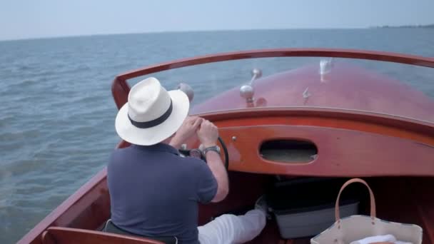 Mann fährt ein schönes Retro-Boot — Stockvideo