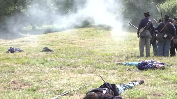 Døde og sårede på slagmarken i borgerkrig – stockvideo