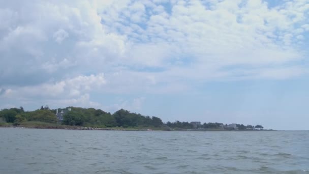 Dramatický pohled na oblohu a pobřeží — Stock video