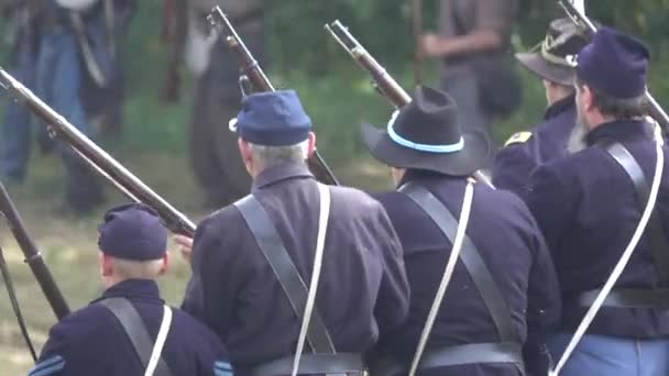 Civil War soldiers capturing confederate flag — Stock Video
