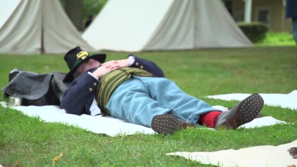 Soldado da Guerra Civil a dormir no acampamento — Vídeo de Stock