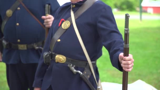 Zwei Bürgerkriegssoldaten stützen sich auf ihre Gewehre — Stockvideo