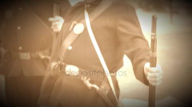 Onların tüfek (Arşiv görüntüleri sürüm eğilerek iki iç savaş askerleri)