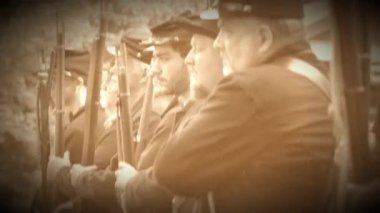 İç Savaş askerleri silahlarını (Arşiv görüntüleri sürüm omuz)