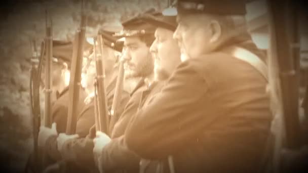 Солдаты Гражданской войны несут оружие (Архив Версия для печати ) — стоковое видео