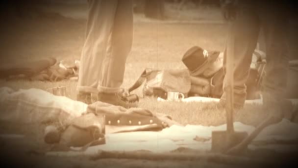 Soldados da Guerra Civil descansando no acampamento (Versão de filmagem do arquivo ) — Vídeo de Stock
