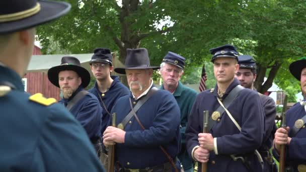 Civil War soldiers receiving orders — Stock Video