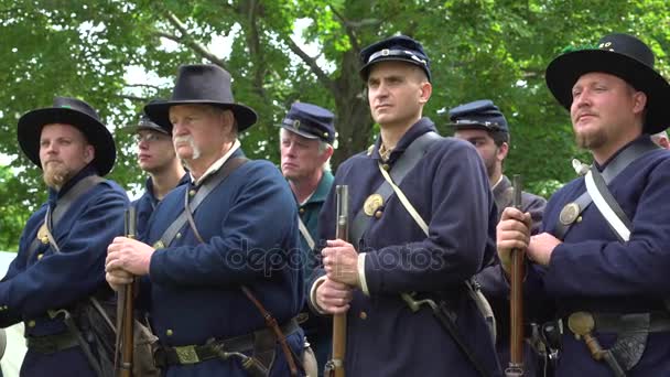 Vastbesloten burgeroorlog soldaten in een groep — Stockvideo