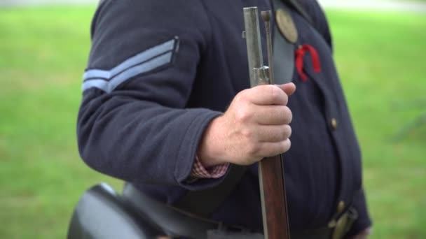 Bürgerkriegssoldat hält sein Gewehr — Stockvideo