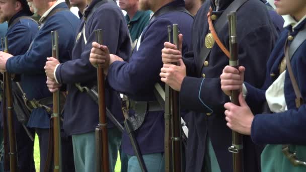 Soldados de la Guerra Civil se alinean para la batalla — Vídeo de stock