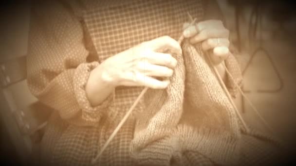 Mujer tejiendo en un campo de guerra civil (Archivo Versión de archivo ) — Vídeo de stock