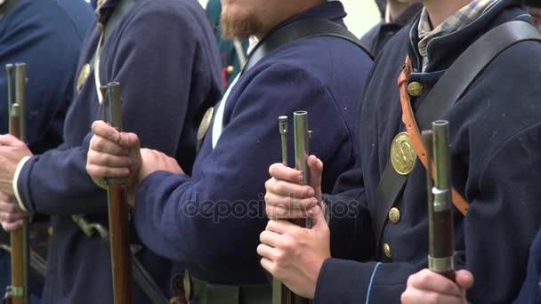 Grupo de soldados da Guerra Civil sendo inspecionados — Vídeo de Stock