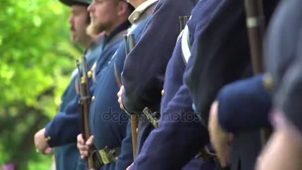 Солдаты Гражданской войны готовятся представить оружие — стоковое видео