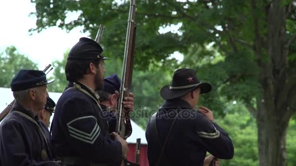 Guerra Civil soldados fuego de rondas — Vídeos de Stock