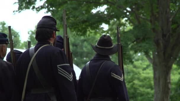 Soldados da Guerra Civil disparando uma saraivada — Vídeo de Stock