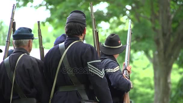 Soldados da Guerra Civil disparam balas contra confederados — Vídeo de Stock