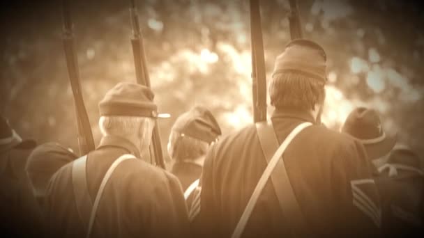 Wojna domowa żołnierzy, stojących na luzie (materiały Archiwum wersji) — Wideo stockowe