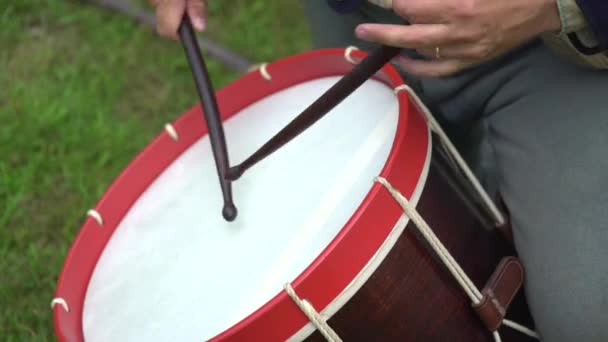 Civil War soldier plays the drum — Stock Video