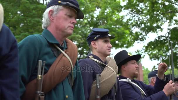 Un soldat de la guerre civile est inspecté par un supérieur — Video