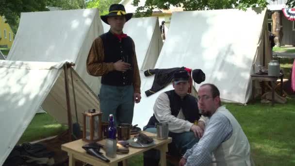 Civil War soldiers pose in an encampment — Stock Video